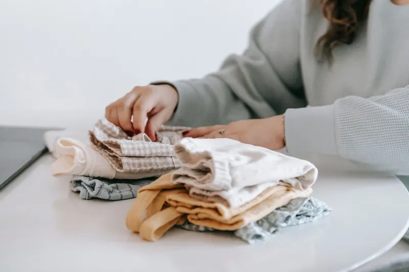 Ordentlich gefaltete Babykleidung für die ersten Wochen