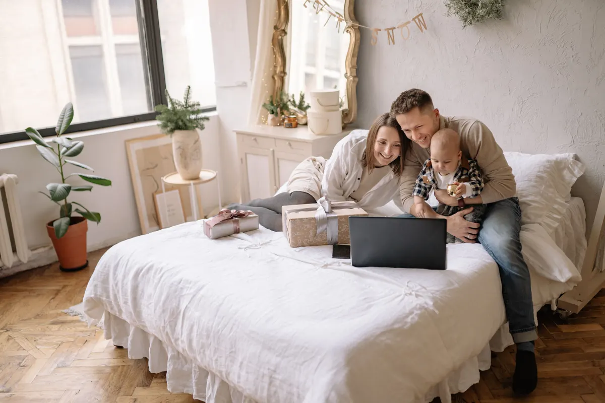 Familie nutzt eine Wunschliste im Browser auf dem Laptop