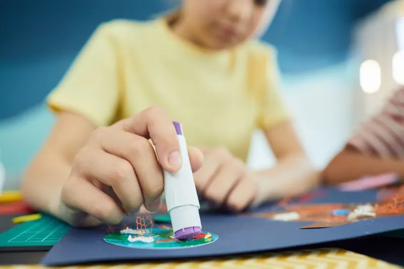 Kind und Eltern gestalten gemeinsam eine Schultüte