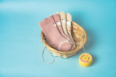 Liebevoll zusammengestellte Geschenke zur Geburt für ein Neugeborenes