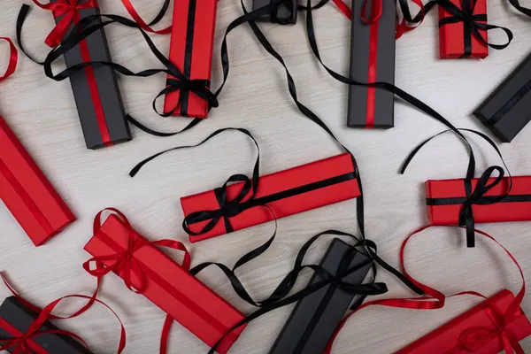 Ausgewählte Geschenke für Männer auf einem Tisch