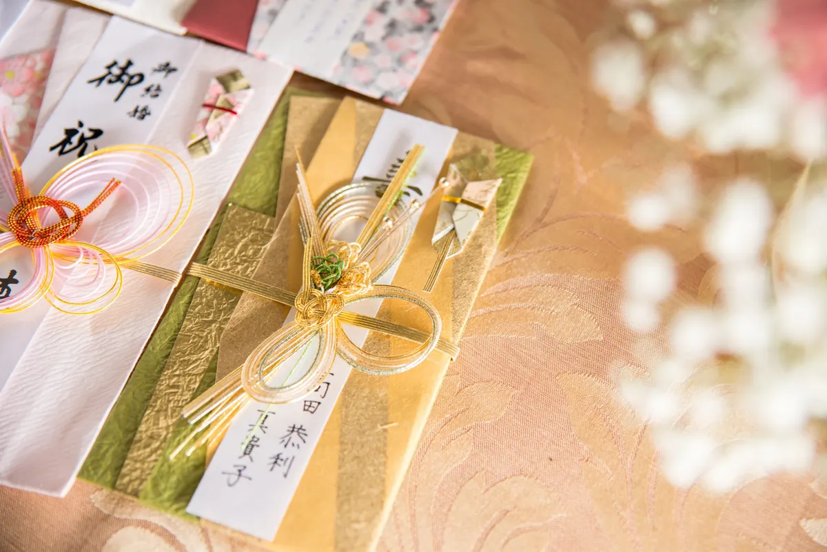 Kreativ verpacktes Geldgeschenk zur Hochzeit mit Blumen