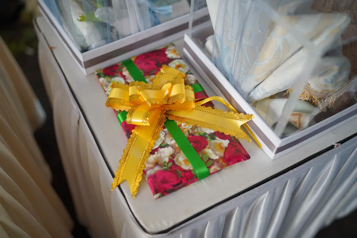 Elegante Hochzeitsgeschenke auf einem festlich gedeckten Tisch