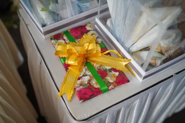 Elegante Hochzeitsgeschenke auf einem festlich gedeckten Tisch
