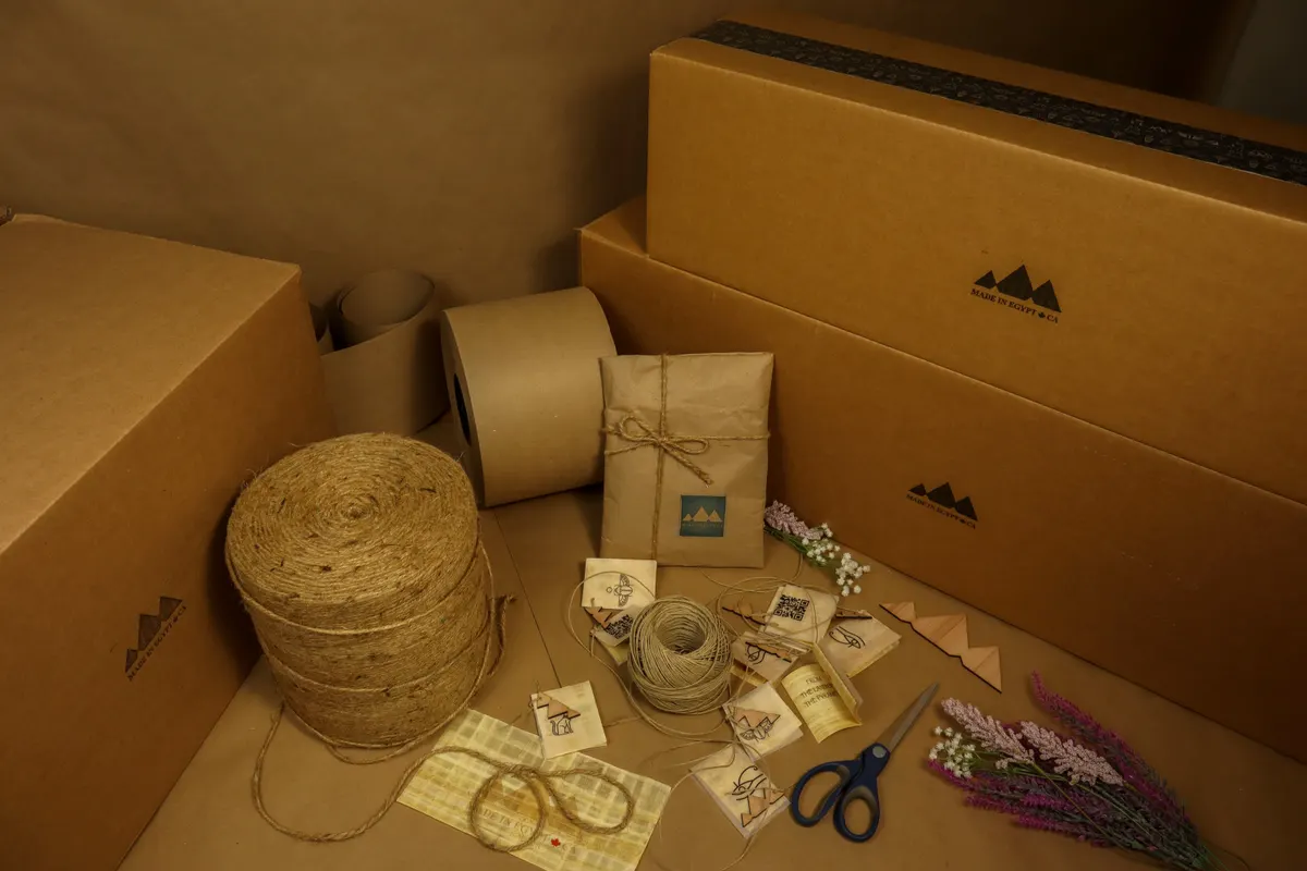 Nachhaltig verpackte Geschenke mit Naturmaterialien auf einem Tisch
