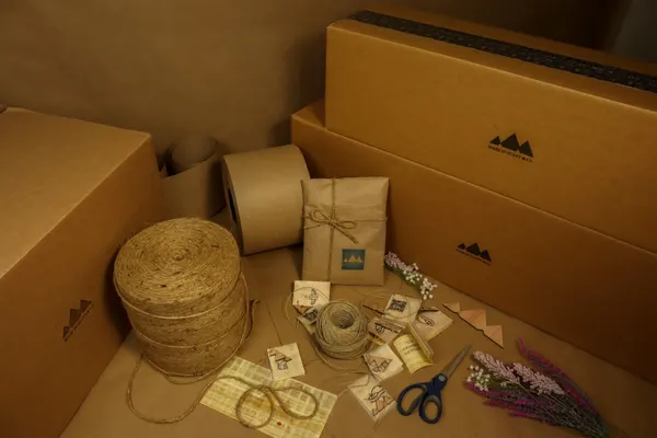 Nachhaltig verpackte Geschenke mit Naturmaterialien auf einem Tisch