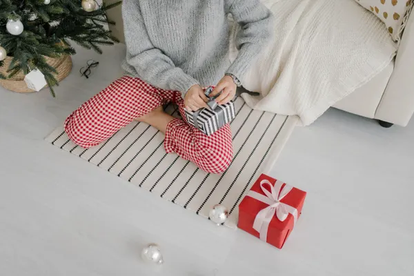 Verpackte Weihnachtsgeschenke unter einem geschmückten Baum
