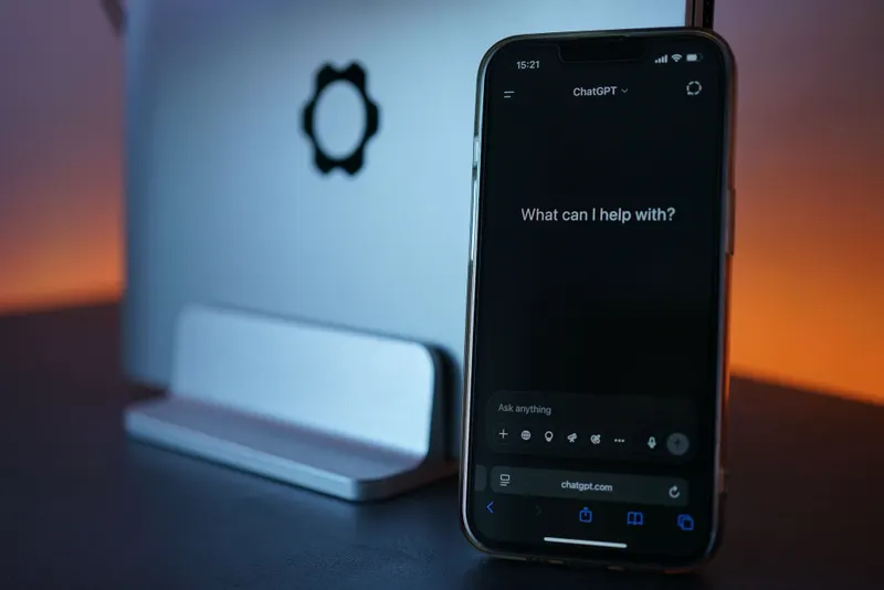 Smartphone und Laptop nebeneinander – App oder Browser
