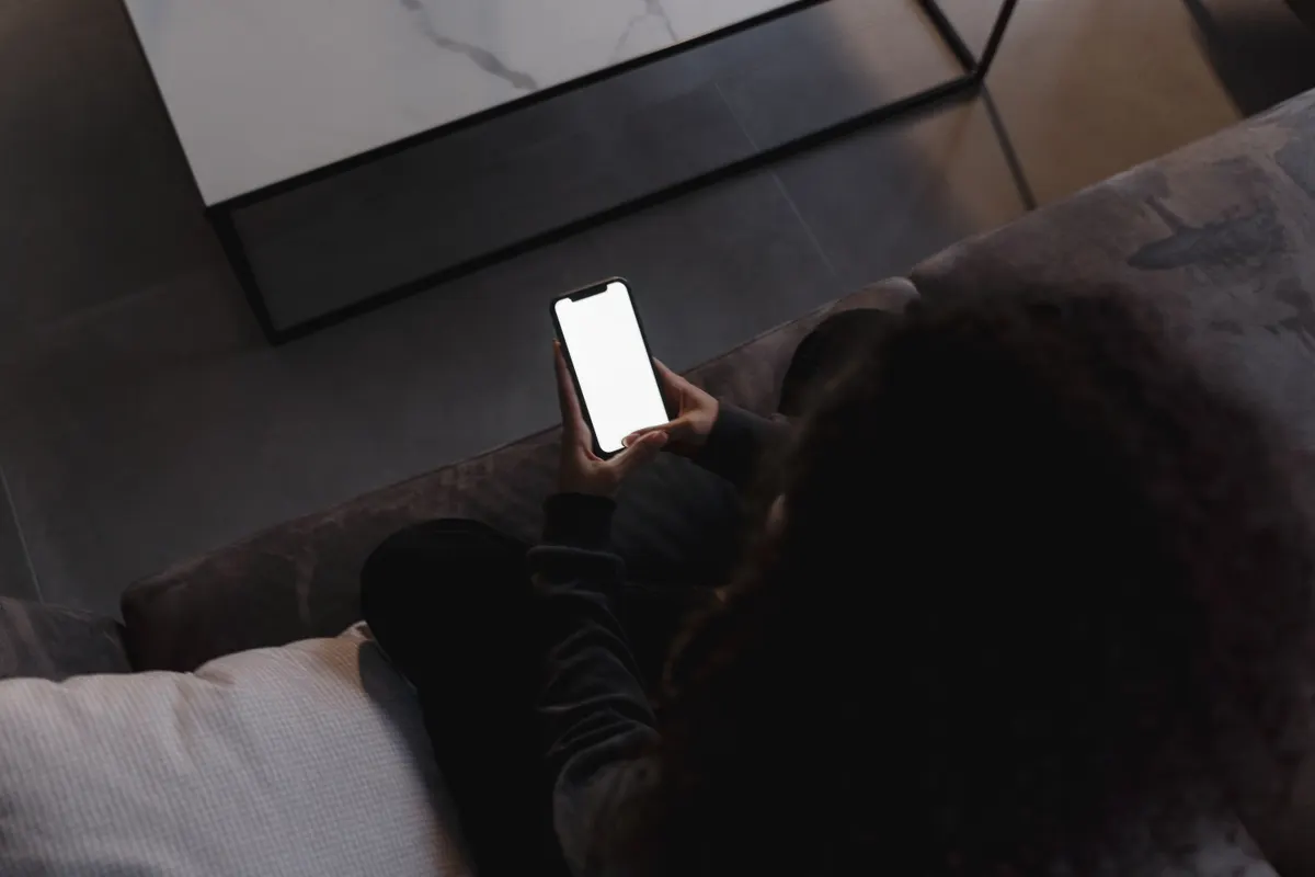Person nutzt eine Wunschlisten-App entspannt auf dem Smartphone