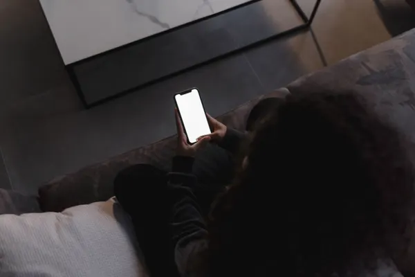 Person nutzt eine Wunschlisten-App entspannt auf dem Smartphone