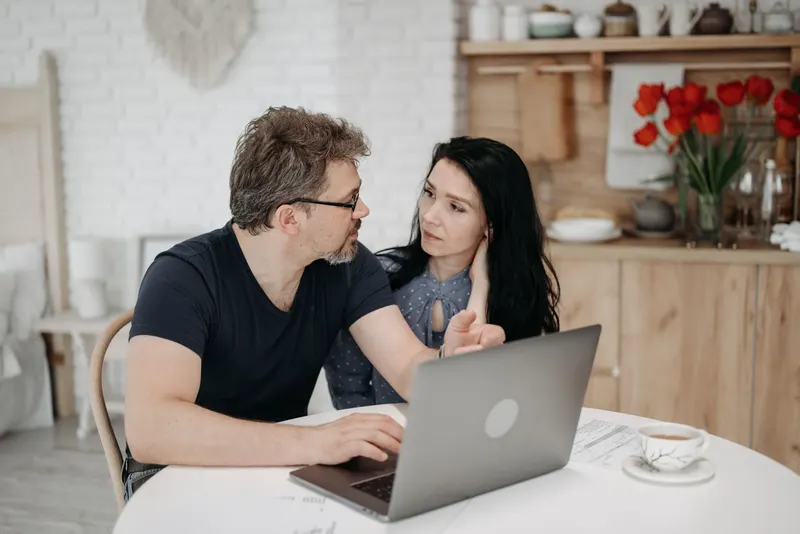 Personen sammeln Wünsche gemeinsam am Laptop Personen sammeln Wünsche gemeinsam am Laptop