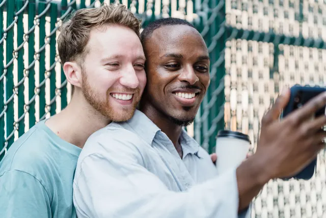 Menschen teilen eine Wunschliste per Smartphone ohne Registrierung Menschen teilen eine Wunschliste per Smartphone ohne Registrierung