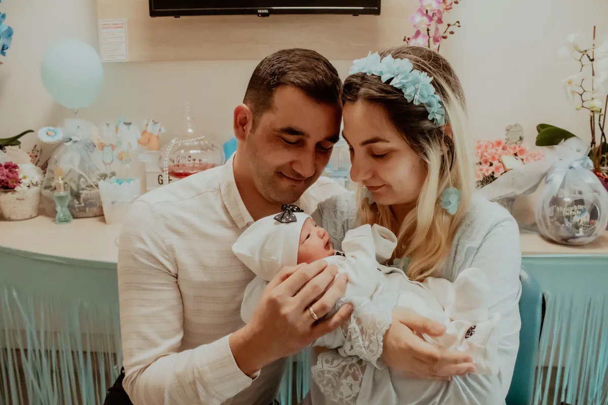 Familie freut sich über gemeinsam finanzierte Babyerstausstattung Familie freut sich über gemeinsam finanzierte Babyerstausstattung