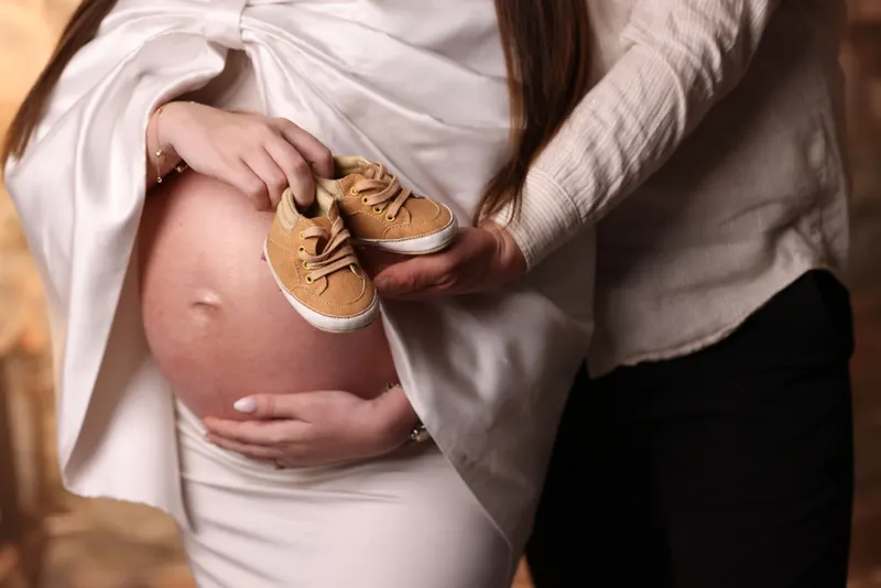 Werdende Eltern stellen gemeinsam eine Babyerstausstattungs-Wunschliste am Laptop zusammen Werdende Eltern stellen gemeinsam eine Babyerstausstattungs-Wunschliste am Laptop zusammen