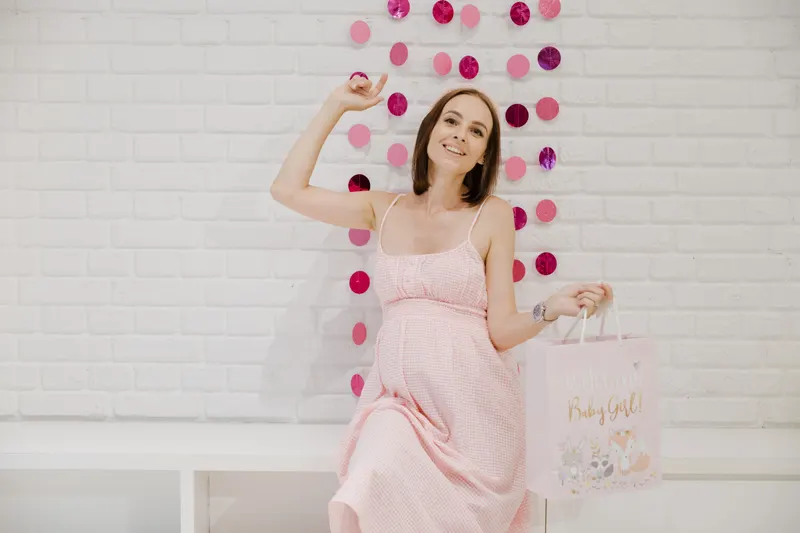 Familie feiert eine Babyparty und tauscht Geschenkideen aus Familie feiert eine Babyparty und tauscht Geschenkideen aus