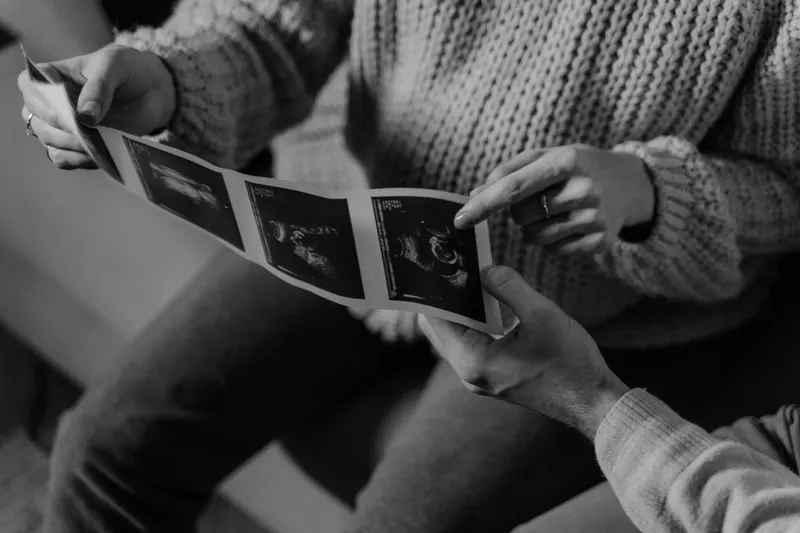 Werdende Eltern stellen eine Baby-Wunschliste am Laptop zusammen Werdende Eltern stellen eine Baby-Wunschliste am Laptop zusammen