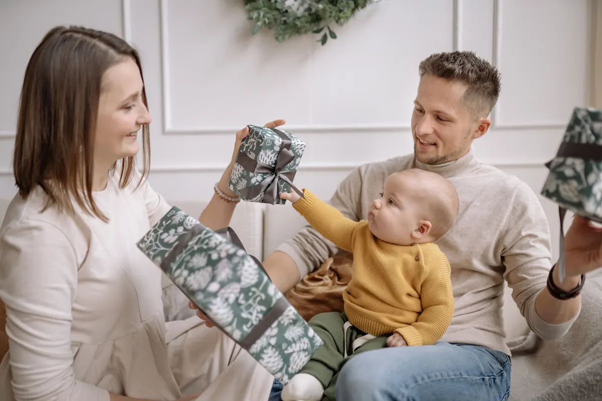 Familie freut sich über gemeinsam finanzierte Baby-Geschenke Familie freut sich über gemeinsam finanzierte Baby-Geschenke