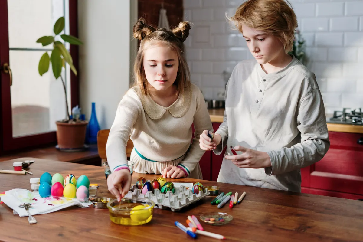 Familie feiert Ostern gemeinsam mit Geschenken zu Hause Familie feiert Ostern gemeinsam mit Geschenken zu Hause