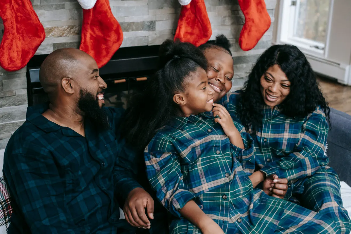 Familie feiert gemeinsam Weihnachten zu Hause Familie feiert gemeinsam Weihnachten zu Hause