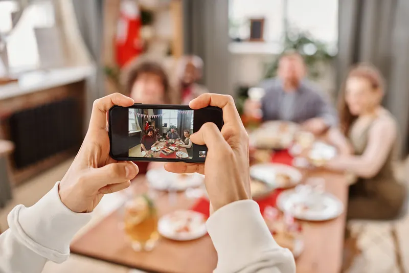 Freundinnen teilen eine Einzugs-Wunschliste auf dem Smartphone Freundinnen teilen eine Einzugs-Wunschliste auf dem Smartphone