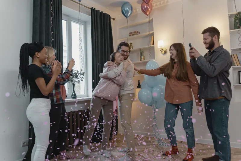 Freundinnen teilen eine Babyparty-Wunschliste auf dem Smartphone Freundinnen teilen eine Babyparty-Wunschliste auf dem Smartphone